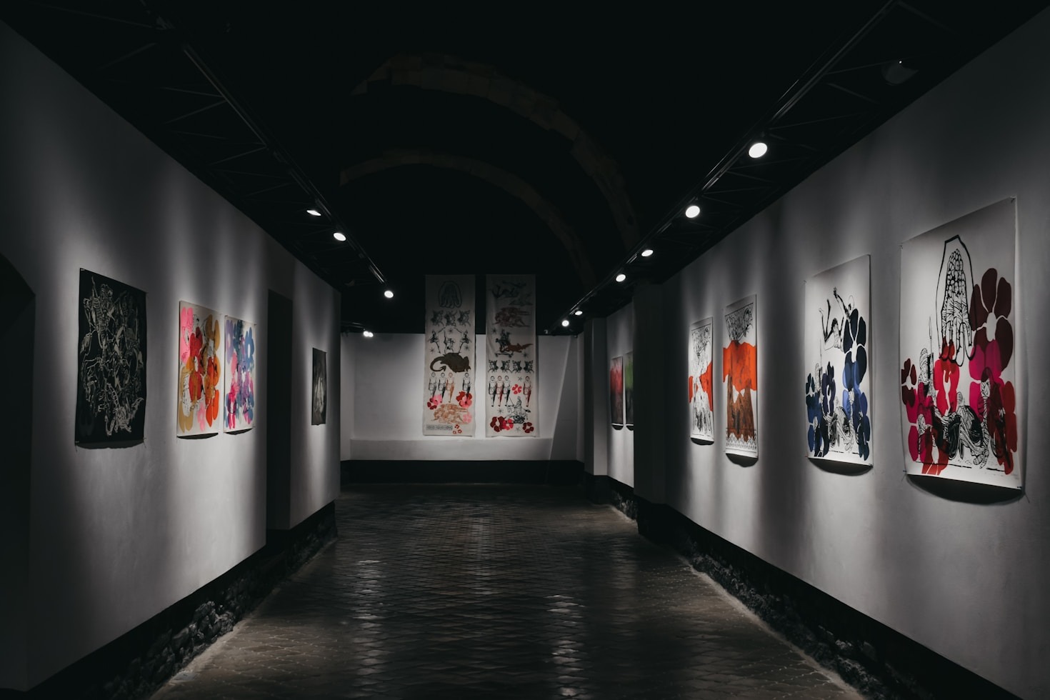 Explorando as narrativas nas obras de Hermes Santos